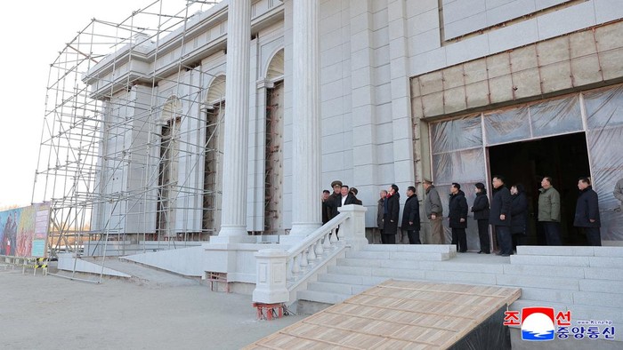 1767719132569-kim-jong-un-pantau-pembangunan-monumen-prajurit-korea-utara-yang-gugur-1767678157169_169
