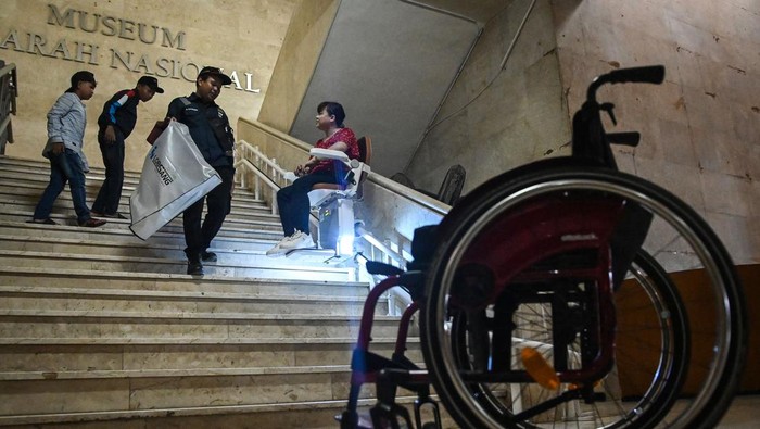 1767762369558-lift-chair-permudah-akses-difabel-di-monas-1767708607695_169