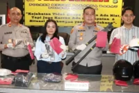 1767762379797-polsek-tambora-menangkap-tiga-pria-diduga-terlibat-dalam-aksi-pencurian-kabel-listrik-ketiga-pelaku-menyamar-menjadi-petugas-k-1767758630776_169