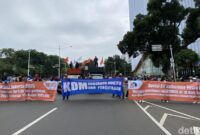 1767848760688-massa-buruh-mulai-mendatangi-kawasan-patung-kuda-jakarta-pusat-devidetikcom-1767847766180_169
