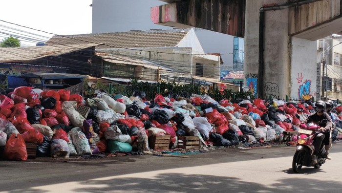 1767848762837-tumpukan-sampah-di-ciputat-tangsel-1765601435368_169