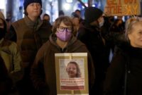 1767870343397-petugas-imigrasi-as-tembak-mati-seorang-perempuan-di-jalan-raya-demo-dan-kecaman-bermunculan-apa-yang-diketahui-sejauh-ini-1767869579516