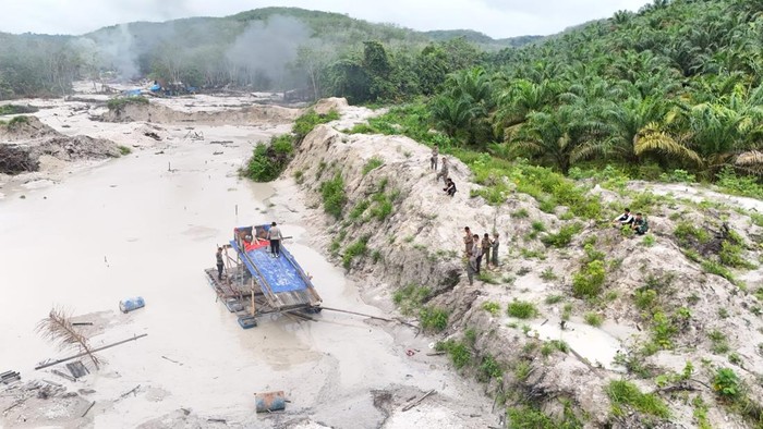 1767891941179-petugas-gabungan-bersama-dubalang-batang-kuantan-menertibkan-tambang-emas-ilegal-di-kuansing-riau-1767877681492_169