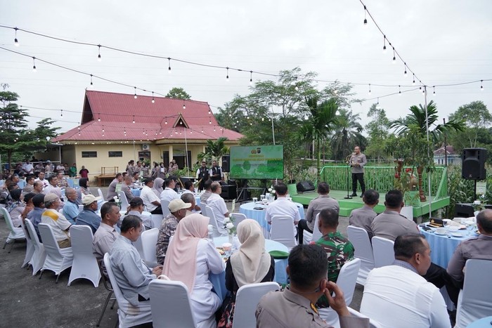 1767891944610-momen-pidato-kapolda-riau-sampaikan-pesan-presiden-disambut-kicauan-burung-1767885414417