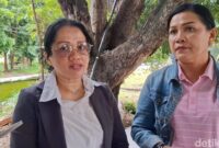 1767913497680-tim-pengacara-ibunda-prada-lucky-seprian-paulina-mirpey-saat-diwawancarai-detikbali-di-denpom-ix1-kupang-ntt-kamis-812026-sore-1767879441005_169