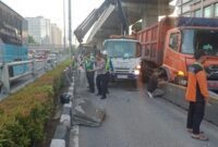 1767935163274-truk-tabrak-separator-busway-di-jalan-mt-haryono-arah-gatot-subroto-dokditlantas-polda-metro-jaya-1767931771318_169