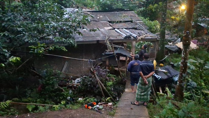 1767978333529-longsor-timbun-rumah-warga-di-bogor-1767966844075_169