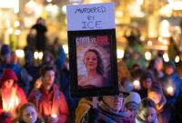 1767978334450-aksi-doa-dan-lilin-warnai-protes-atas-tewasnya-renee-nicole-good-oleh-agen-ice-1767937424158_169