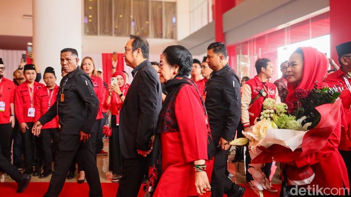 1768043131055-megawati-dan-sejumlah-kader-hadir-di-hut-ke-53-pdip-1768036256392_169