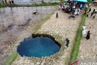 1768086284038-warga-melihat-dari-jauh-sinkhole-di-nagari-situjua-batua-limapuluh-kota-sumbar-antarafandi-yogari-1767679926585_169
