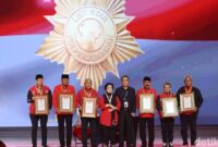 1768086285535-pdip-berikan-penghargaan-kepada-6-tokoh-senior-1768061783008_169