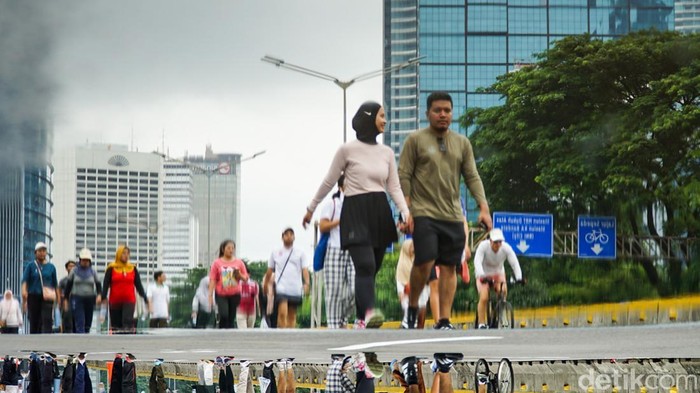 1768107950499-meski-diguyur-hujan-cfd-sudirman-tetap-jadi-favorit-warga-1768104690235_169