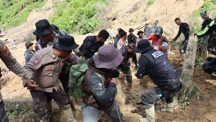 1768129532135-polres-aceh-tengah-menyalurkan-bantuan-ke-korban-bencana-1768125186897_169