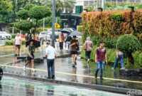 1768129535799-jakarta-diguyur-hujan-warga-tetap-beraktivitas-1768119065240_169