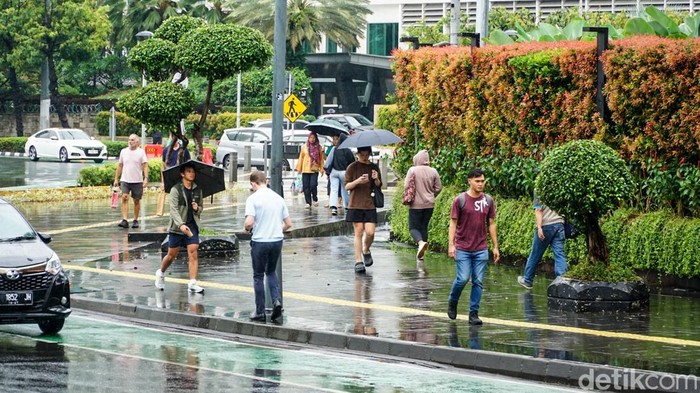 1768129535799-jakarta-diguyur-hujan-warga-tetap-beraktivitas-1768119065240_169