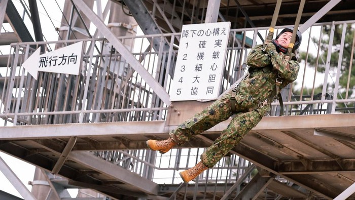 1768129538288-menhan-jepang-unjuk-aksi-di-latihan-militer-tahun-baru-1768094418035_169