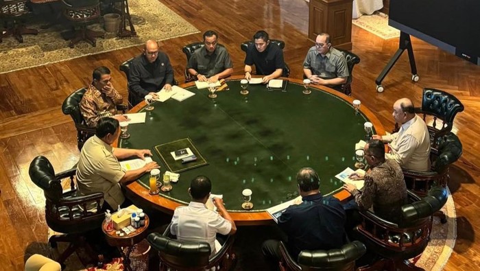 1768151140387-prabowo-ratas-bareng-menteri-di-hambalang-minggu-1112025-1768142009924_169