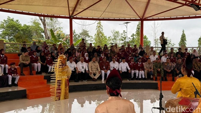 1768194362384-prabowo-subianto-duduk-bareng-siswa-dan-ortu-saksikan-pertunjukan-musik-tradisional-kalsel-eva-savitridetikcom-1768190934848_169