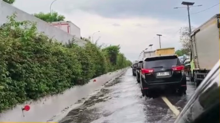 1768215946130-genangan-banjir-masih-ditemukan-di-tol-sedyatmo-menuju-bandara-soekarno-hatta-soetta-tangerang-banten-kondisi-lalu-lintas-dila-1768215289796_169