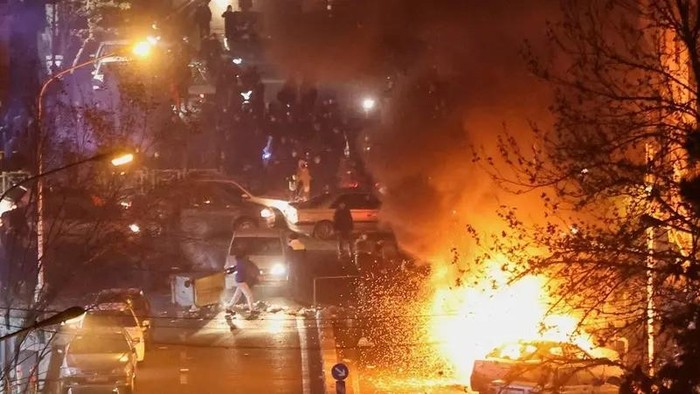 1768280775329-mobil-mobil-dibakar-dalam-unjuk-rasa-yang-berlangsung-di-teheran-ibu-kota-iran-beberapa-waktu-terakhir-1768278413398_169