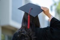 1768280784099-ilustrasi-mahasiswa-lulusan-universitas-oxford-1_169