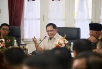 1768302343035-menteri-dalam-negeri-mendagri-sekaligus-ketua-satuan-tugas-satgas-percepatan-rehabilitasi-dan-rekonstruksi-pascabencana-sumatr-1768300483338