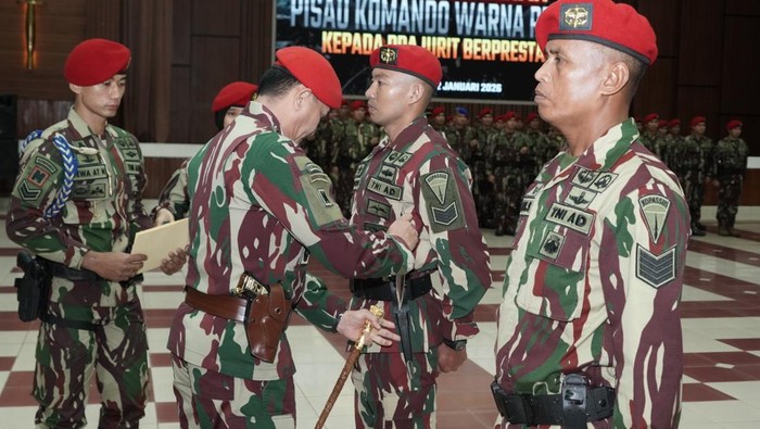 1768388774202-panglima-kopassus-menganugerahkan-sangkur-perak-kepada-8-prajurit-berprestasi-dok-ist-1768387837110_169
