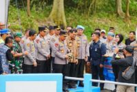 1768388783091-kapolri-jenderal-listyo-sigit-prabowo-meresmikan-19-jembatan-merah-putih-presisi-yang-tersebar-di-wilayah-hukum-polda-jawa-ten-1768386345403_169
