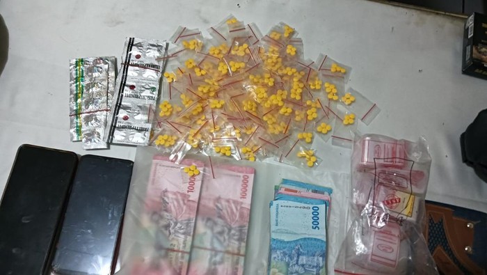 1768431901156-polisi-tangkap-pengedar-obat-obatan-ilegal-di-tangerang-1768411828584_169