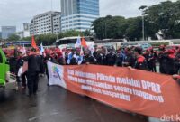 1768453557407-massa-buruh-mulai-berdatangan-ke-depan-gedung-dpr-adhfar-aulia-syuhadadetikcom-1768452187503_169