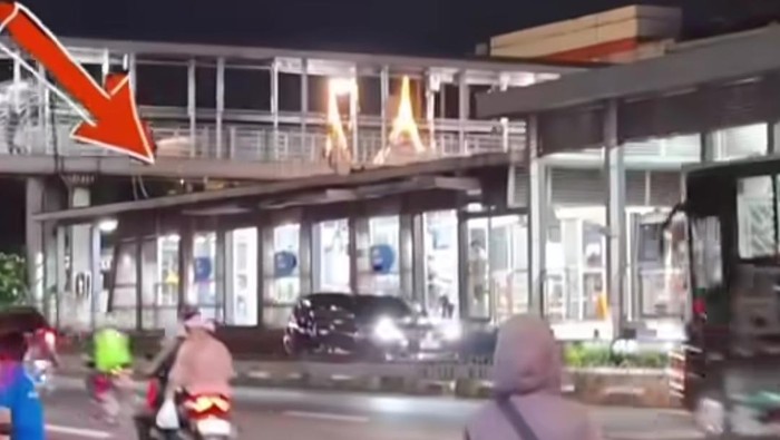 1768453559911-video-yang-memperlihatkan-satu-unit-mobil-berkendara-melawan-arah-di-jalur-transj-busway-viral-di-medsos-peristiwa-itu-terjadi-1768450546051_169