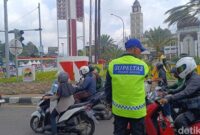 1768475191923-mang-apip-merupakan-satu-dari-60-warga-yang-bergabung-menjadi-supeltas-atau-joki-jalur-bersiaga-di-jalur-puncak-bogor-rizky-am-1766642363051_169