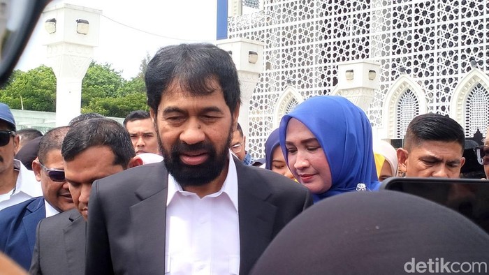 1768496743061-gubernur-aceh-muzakir-manaf-alias-mualem-foto-agus-setyadidetiksumut-1755248791031_169