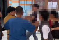 1768518297341-tangkap-layar-video-aksi-adu-jotos-guru-dan-siswa-di-jambi-1768375903472_169