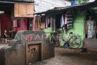 1769036694709-warga-berada-di-depan-rumahnya-di-kawasan-tpu-kebon-nanas-jatinegara-jakarta-senin-1122025-1767362988423_169