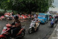 1769036695614-ampun-jalan-otista-ciputat-rusak-dan-penuh-sampah-1769013153020_169