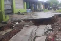 1769101517420-kondisi-tanah-longsor-di-perumahan-kodam-rt-004002-desa-serang-kecamatan-cikarang-selatan-kabupaten-bekasi-1769101054232_169