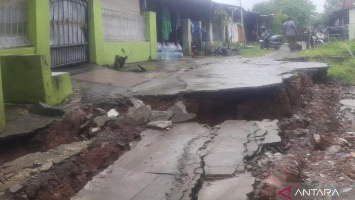 1769101517420-kondisi-tanah-longsor-di-perumahan-kodam-rt-004002-desa-serang-kecamatan-cikarang-selatan-kabupaten-bekasi-1769101054232_169