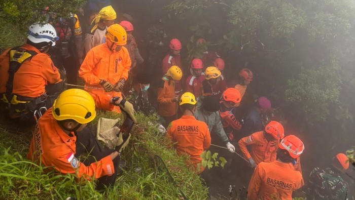 1769101518717-proses-evakuasi-jenazah-korban-pesawat-atr-42-500-1769082315622_169