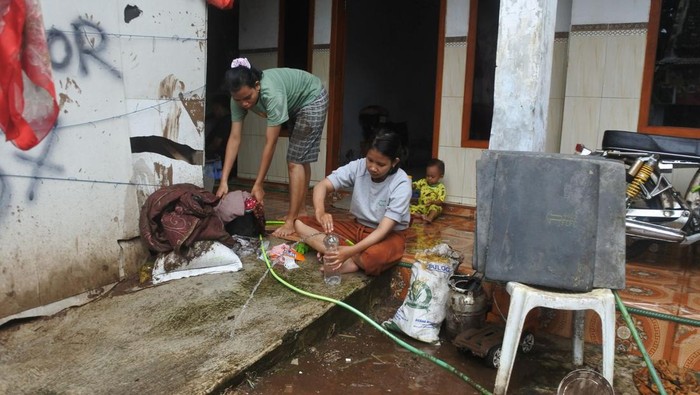 1769101520336-warga-situbondo-bersih-bersih-rumah-usai-banjir-rendam-ribuan-permukiman-1769081992746_169