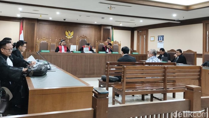 1769101522017-emirsyah-satar-menghadirkan-ahli-hukum-pidana-dari-universitas-muhammadiyah-jakarta-umj-chairul-huda-dalam-sidang-permohonan-p-1769097597506_169