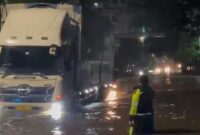 1769123124911-banjir-merendam-jalan-daan-mogot-jakarta-barat-dengan-ketinggian-air-mencapai-60-cm-doktmc-polda-metro-jaya-1769119330530_169