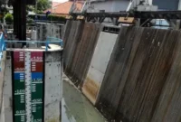 1769123129362-operator-pompa-air-pasar-ikan-herman-menunjukkan-ketinggian-air-di-stasiun-pompa-pasar-ikan-penjaringan-jakarta-utara-jumat-15_169