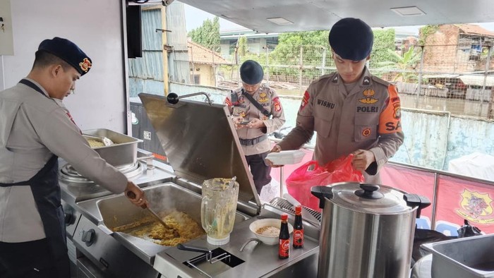 1769144742678-dapur-lapangan-brimob-polda-metro-hadir-melayani-warga-terdampak-banjir-di-cikarang-utara-kabupaten-bekasi-1769143424727_169