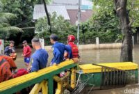 1769144743290-banjir-pada-perumahan-di-pela-mampang-mampang-prapatan-jakarta-selatan-berangsur-surut-banjir-sudah-terjadi-sejak-kemarin-adhf-1769143298340_169