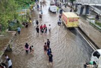 1769166377505-saat-banjir-di-jalan-daan-mogot-jadi-wahana-dadakan-bocah-main-air-taufiq-syarifudindetikcom-1769164107970_169