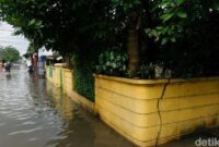 1769166383391-perumahan-pinang-griya-tangerang-banjir-imbas-tanggul-jebol-1769163141443_169