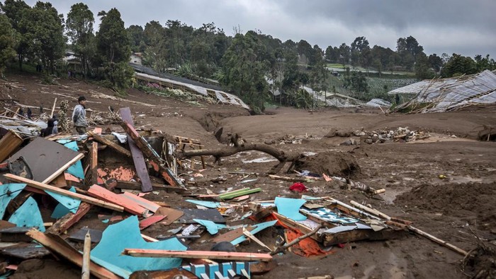 1769295914139-evakuasi-korban-bencana-tanah-longsor-di-cisarua-1769242240215_169