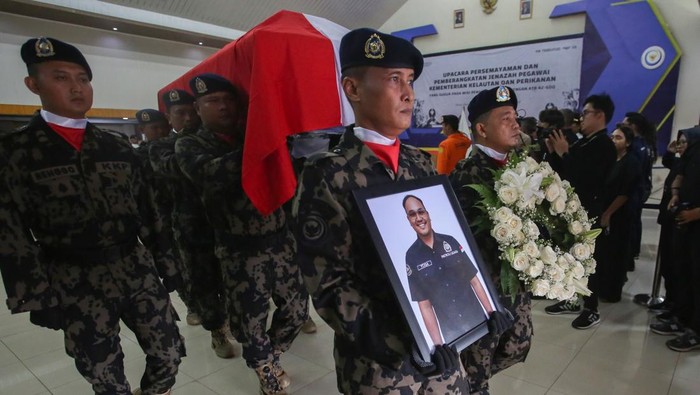 1769317533409-tiga-jenazah-pegawai-kkp-korban-atr-42-500-dilepas-secara-kedinasan-1769316918833_169