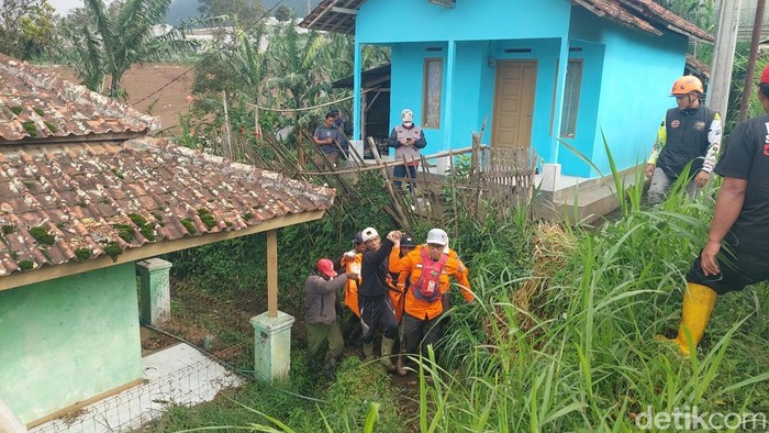 1769317534050-petugas-mengevakuasi-jasad-korban-longsor-di-cisarua-1769310470705_169